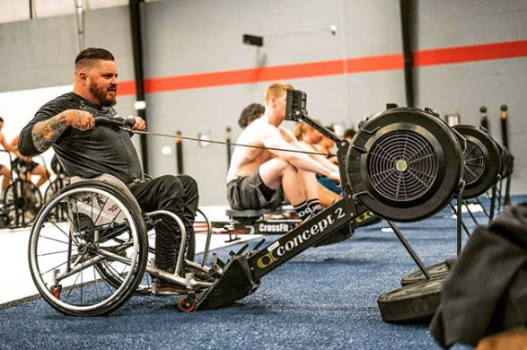 michael mills si allena su indoor rower